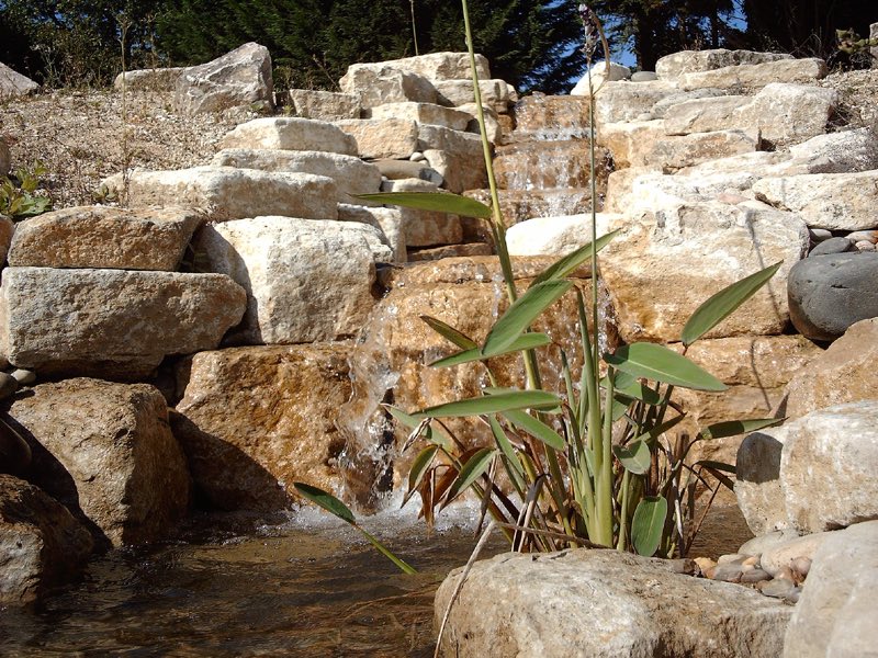 Water_cascading_over_rocks
